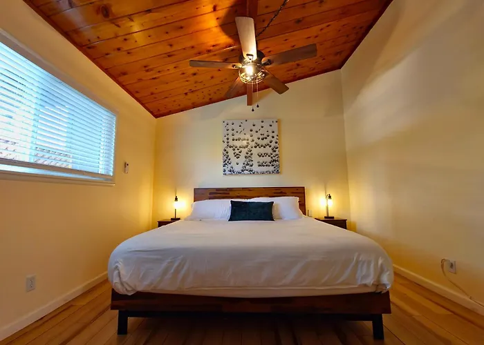 Rustic Yosemite Cottage-King Suite-Mountain Views